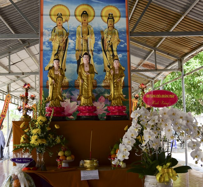 Chanting sutra, praying for rebirth of the spirit at Vinh Nghiem Pagoda